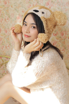 年轻夫妻把小孩哄睡后开监控